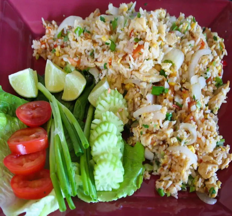 Thai fried rice with cucumber, lime, tomatoes and green beans