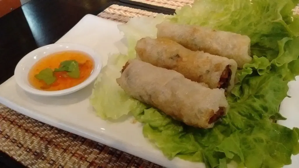 Fried spring rolls on lettuce with dipping sauce